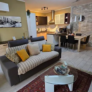  Apartment Prime - Large Independent Apartment, Air Conditioning, 2 Bathrooms, 2 Free Covered Parking Spaces, No Restricted Traffic Zone, Train Station 100m, Theatre 150m, Historic Centre